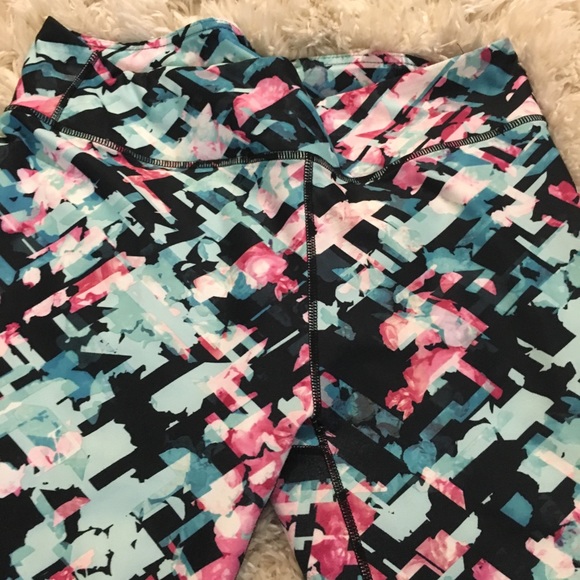 Fabletics Geo-Print Salar Powerhold Capris - Picture 4 of 6